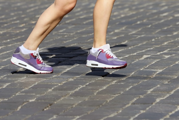 Benen met atleten op de baan. sport en gezondheid