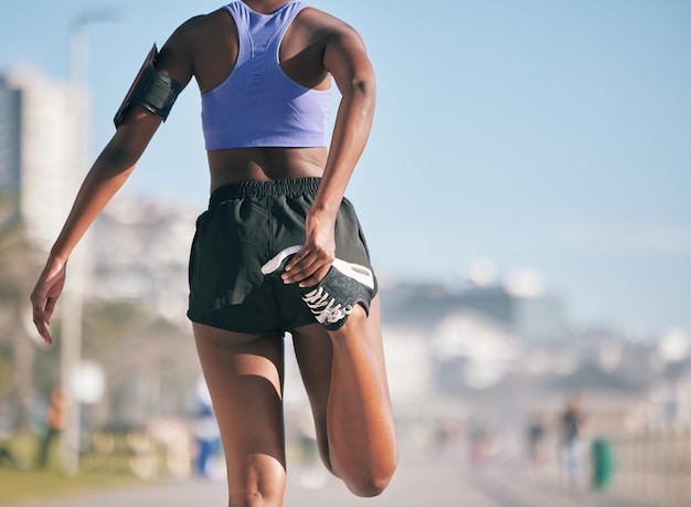 Benen strekken fitness en rug van een vrouw in de stad voor hardlooptraining en training voor een marathon Ochtend buitenopwarming en een atleet klaar om te beginnen met cardio of sport