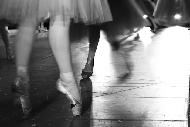 Foto benen van balletdansers tijdens de voorstelling