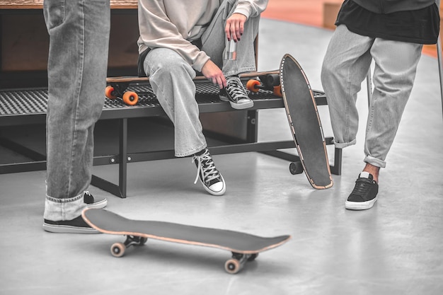 Benen van drie skateboarders communiceren met rust