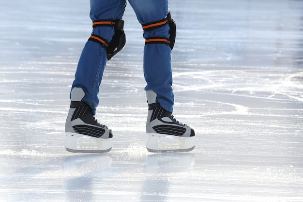 Benen van een man die op een ijsbaan schaatst