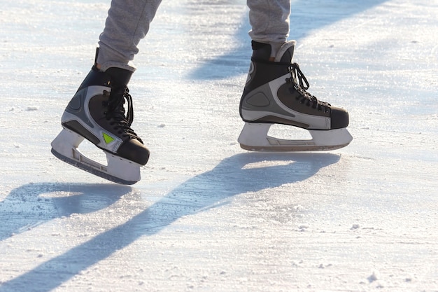 Benen van een man die schaatst op een ijsbaan. Hobby's en sporten. Vakanties en winteractiviteiten