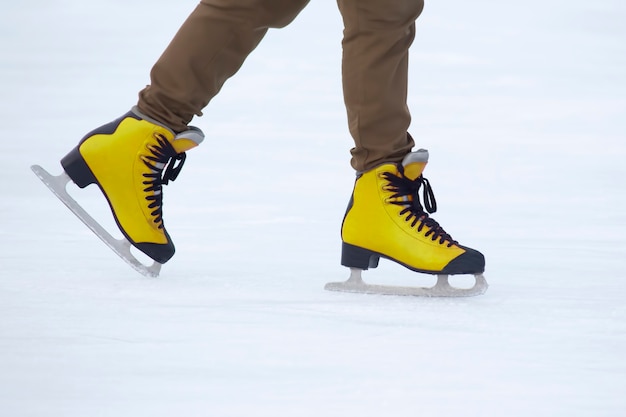 Benen van een meisje schaatsen op een ijsbaan. Hobby's en sport.