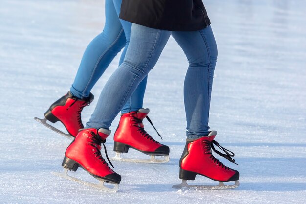 Benen van een meisje schaatsen op een ijsbaan