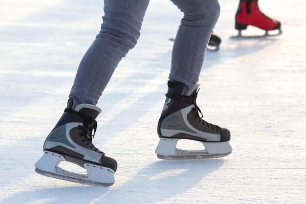 Benen van een schaatser op schaatsen op de straatijsbaan. wintersport. hobby's en actieve recreatie in de sport.