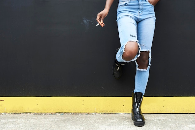 Benen van een vrouw die jeans draagt met een gebruikte look