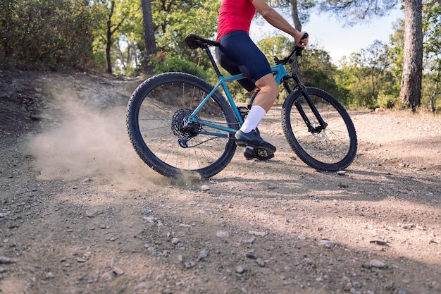 Benen van een wielrenner die afdrijft op zijn mountainbike