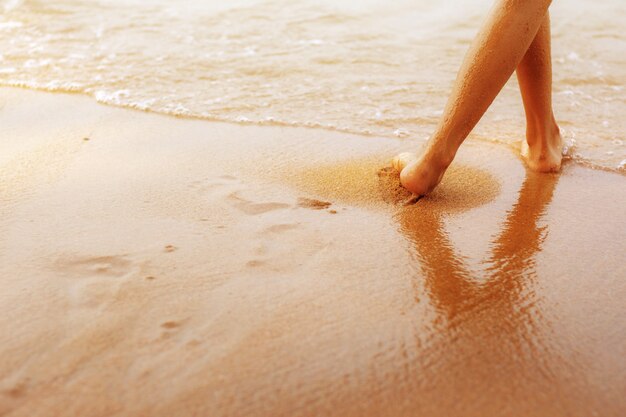 Benen van meisje op het strand.