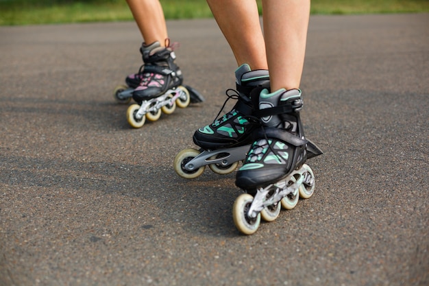 Benen van sporten jonge vrouw op rolschaatsgang