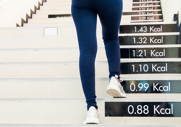 Foto benen van vrouwen lopen en rennen de trap op