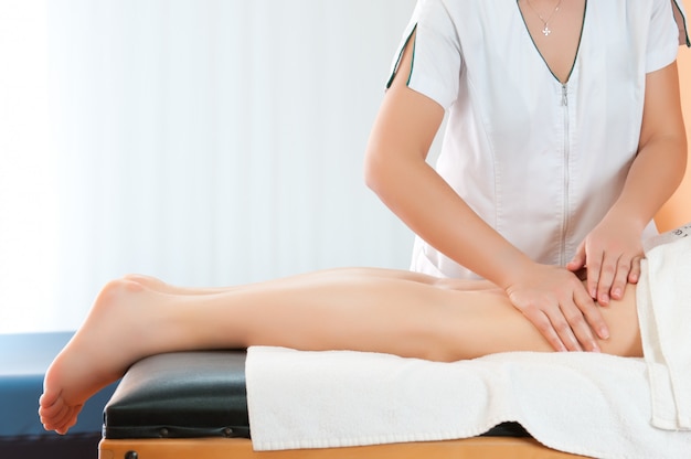 Benenmassage om cellulitis te verminderen en een gezonde uitstraling te behouden