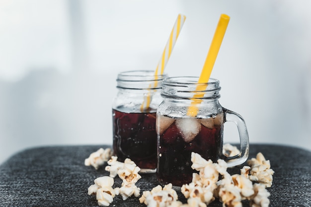 Beneveld flessen Cola met ijs en verse ketel maïs