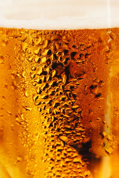 Beneveld glas bierfles. Close-up shot.