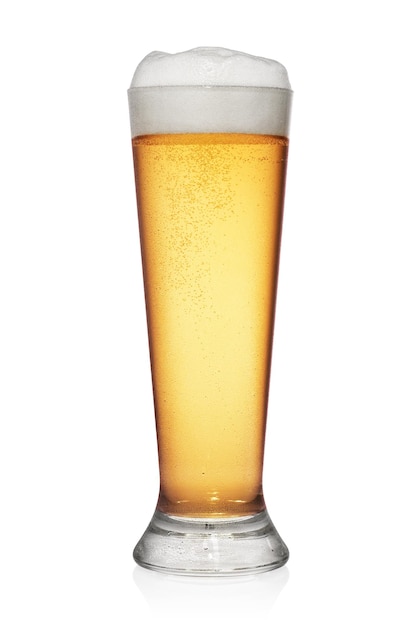 Beneveld glas light bier geïsoleerd op een witte achtergrond