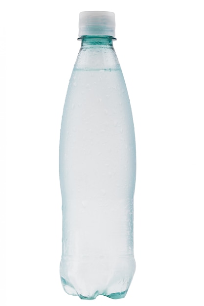 Beneveld plastic fles water met water druppels op het oppervlak