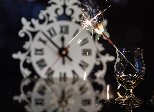 Bengaalse kaars in een glas tegen de klok.