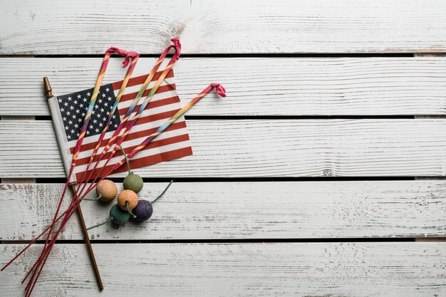 Foto bengale lichten en kleine bommen op de amerikaanse vlag foto