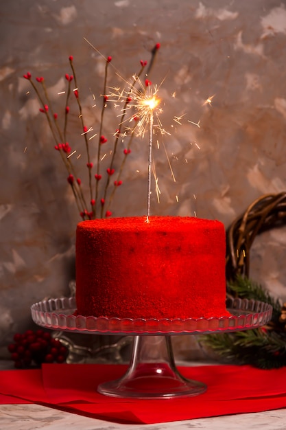 Bengalen vuur branden op een mooie rood fluweel verjaardagstaart