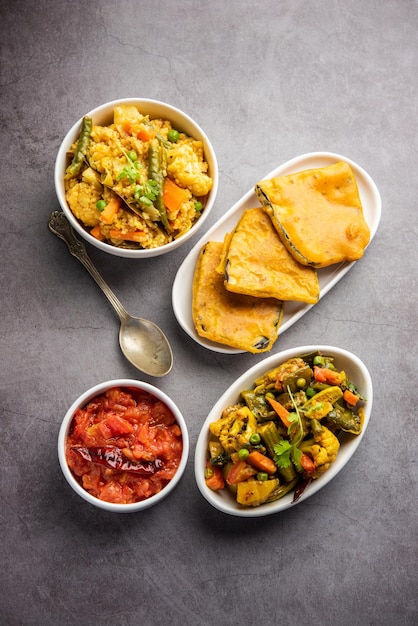 Photo bengali bhog food for indian hindu durga puja or pooja festival khichadi labra tomato chutney