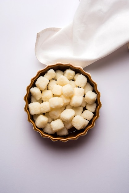 Bengali Sweet Chena Murki geserveerd in een gouden bord, selectieve focus