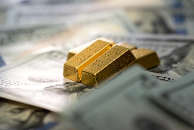 Benjamin Franklin staat op honderd dollar biljetten met goudstaven.