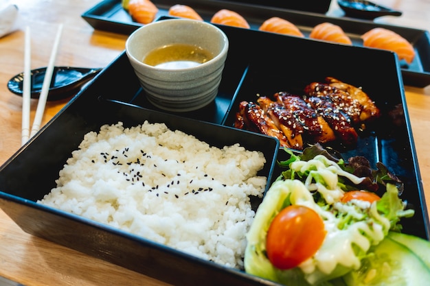 Foto bento-set van kip teriyaki in japans restaurant.