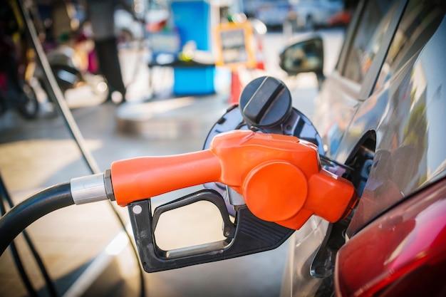 Foto benzinepomp bijvullen in de auto op het tankstation