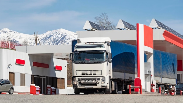 Benzinestation met auto's voor het tanken van benzine of diesel