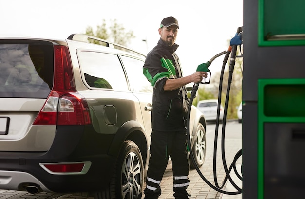 Benzinestation werknemer in de buurt van pomp