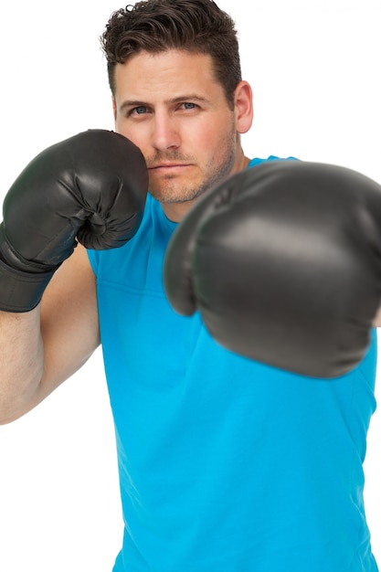 Bepaalde mannelijke bokser gericht op zijn training