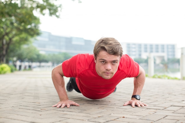 Bepaalde Sportieve Man die Push-ups op Pavement doet