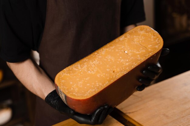 Beperkte goudse kaas in handen van kaassommelier snack lekker stukje kaas als voorgerecht
