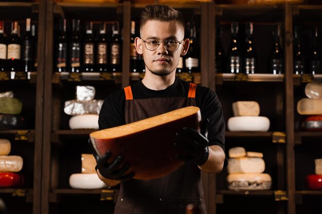 Beperkte Goudse kaas in handen van kaassommelier Snack lekker stukje kaas als voorgerecht