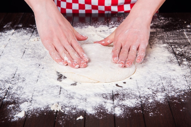 Bereid deeg voor het bakken in de keuken