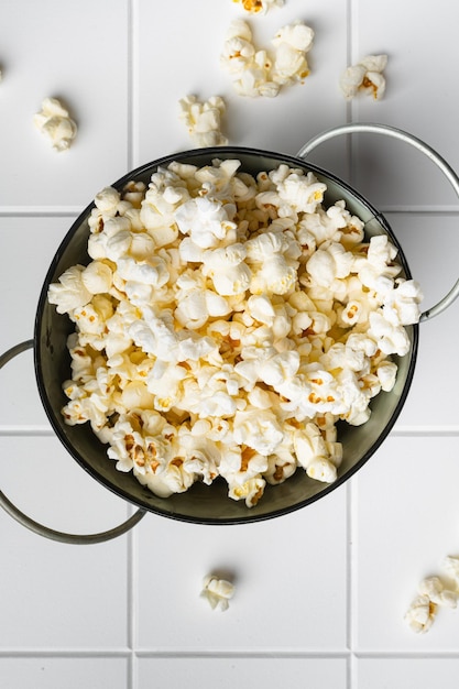 Bereid gezouten popcorn op witte keramische vierkante tegel tafel achtergrond bovenaanzicht plat lag