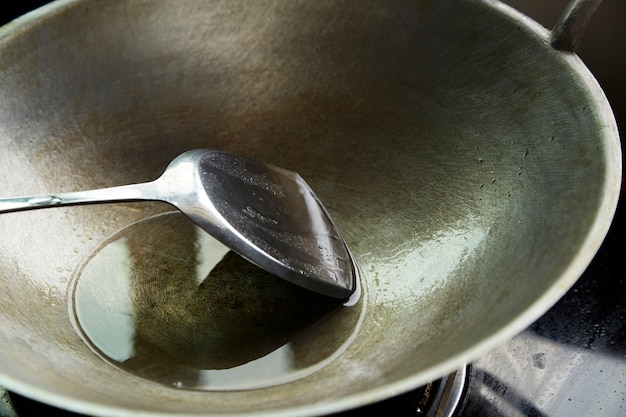 Bereid je voor om te koken in de keuken.