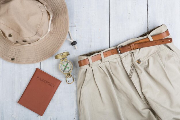 Bereid je voor op reis in Afrikaanse stijl accessoires en reisartikelen kleding inpakken in rugzak rugzak paspoort hoed shorts kompas