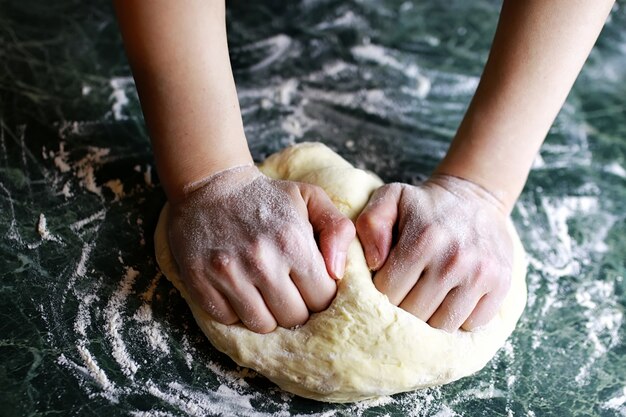 Bereid pizzadeeg met de hand voor