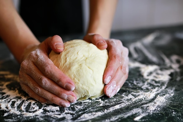 Bereid pizzadeeg met de hand voor