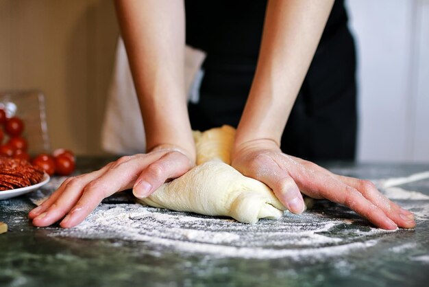 Bereid pizzadeeg met de hand voor