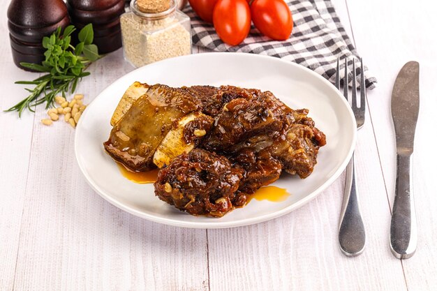 Bereid smakelijke rundvlees ribben met saus