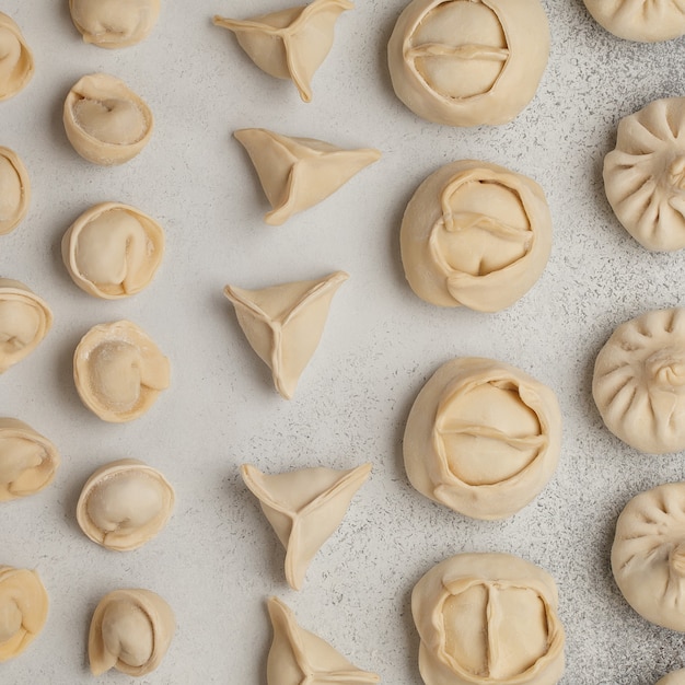 Bereide halffabrikaten dumplings op tafel