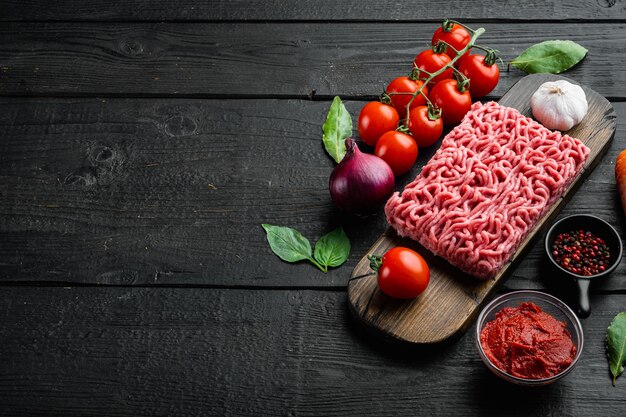 Bereiden van Bolognesesaus ingrediënten, gehakt, tomaten