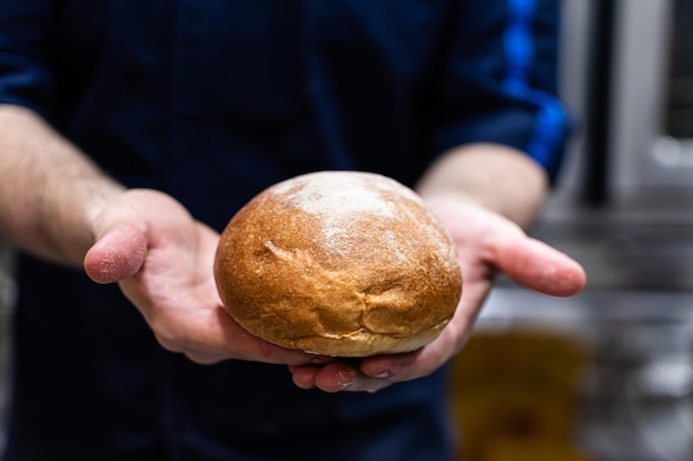 Bereiding van ambachtelijk tarwebrood Focus selectief