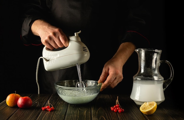 Bereiding van een cocktail met ananassap en fruit met een elektrische mixer