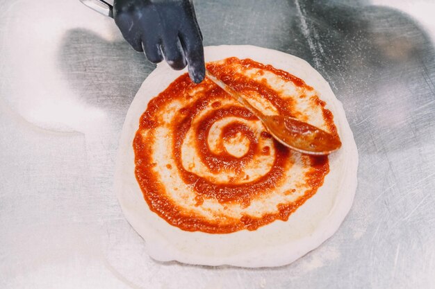 Bereiding van een huisgemaakte Italiaanse pizza door een specialist