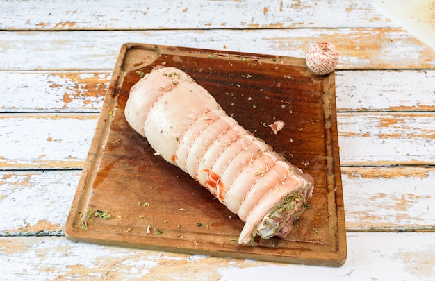 Bereiding van een porchetta met een mengsel van aromatische kruiden