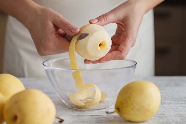 Bereiding van een verse fruitsalade met peren