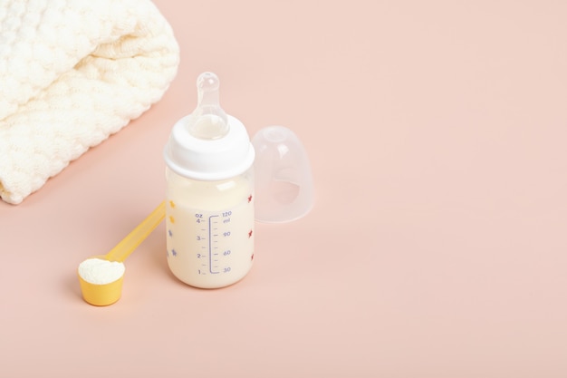 Foto bereiding van formule voor babyvoeding. babygezondheidszorg, biologisch mengsel van droge melkconcept.