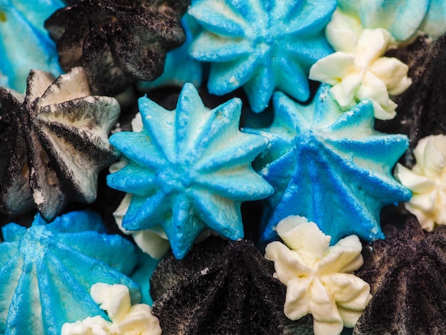 Bereiding van frosted zwart geschilderde cup cake met blauw turkoois druipen